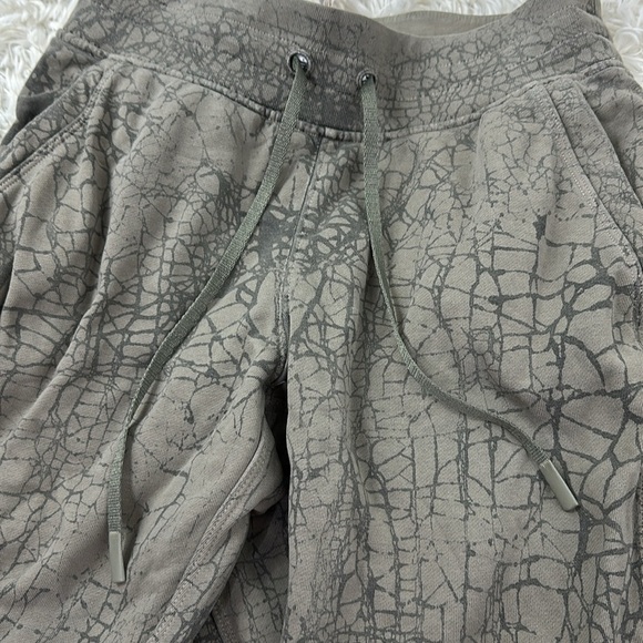 Lululemon Warm Down Jogger *7/8 Length Thread Dye Rover Black - Picture 2 of 5